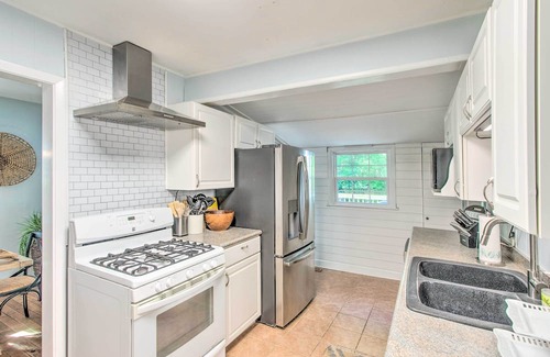 Saint Simons Heights Hütte | St Simons Cottage w/ Grill ~ 2 Mi to Beach!