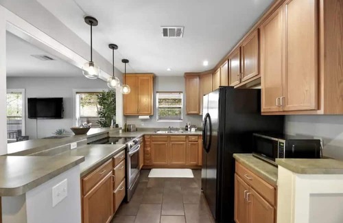 Old Enfield Haus | ROOMY RANCH: Local to SXSW, Austin City Limits & ATX Open