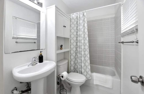 Old Enfield Haus | ROOMY RANCH: Local to SXSW, Austin City Limits & ATX Open