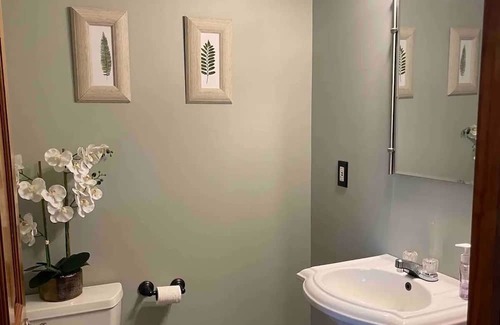 Mt. Bethel Kabine | Cozy Chalet with Cabin Vibes overlooking Delaware River. Hot Tub!