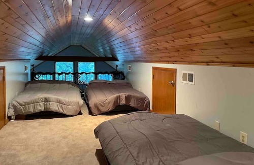 Mt. Bethel Kabine | Cozy Chalet with Cabin Vibes overlooking Delaware River. Hot Tub!