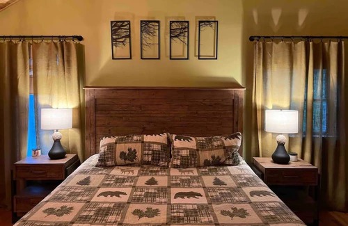 Mt. Bethel Kabine | Cozy Chalet with Cabin Vibes overlooking Delaware River. Hot Tub!