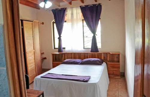 Canton Parrita Haus | Large family house, A/C, swimming pool, outdoor patio, minutes to the beaches!