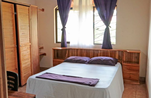 Canton Parrita Haus | Large family house, A/C, swimming pool, outdoor patio, minutes to the beaches!
