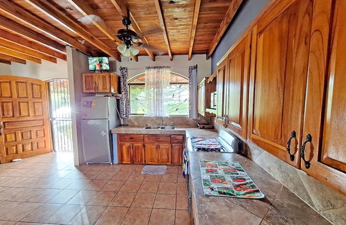 Canton Parrita Haus | Large family house, A/C, swimming pool, outdoor patio, minutes to the beaches!