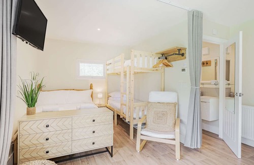 Toppesfield Kabine | Luxury City to Country Retreat Lodge with Hot Tub