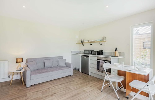 Toppesfield Kabine | Luxury City to Country Retreat Lodge with Hot Tub