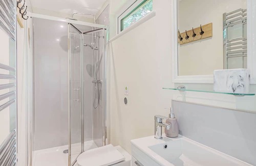 Toppesfield Kabine | Luxury City to Country Retreat Lodge with Hot Tub