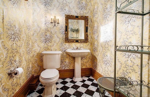 Manistee Bed & Breakfast | The Chandelier Bed & Breakfast