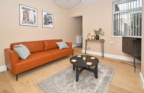 Burslem Haus | Mocha House: 2 Bedroom Sunny Vibes Retreat in Stoke!
