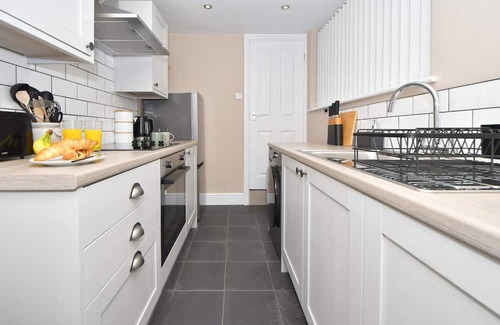 Burslem Haus | Mocha House: 2 Bedroom Sunny Vibes Retreat in Stoke!