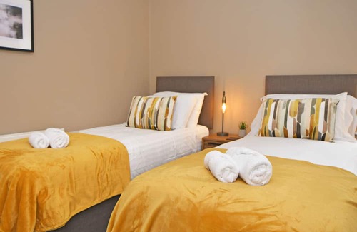 Burslem Haus | Mocha House: 2 Bedroom Sunny Vibes Retreat in Stoke!