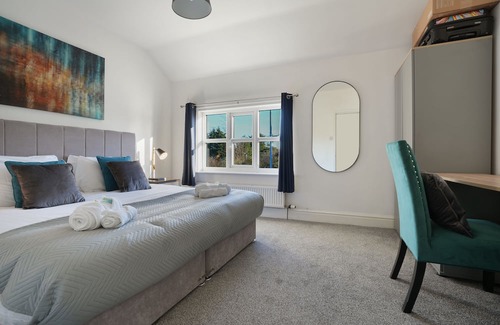 Macclesfield Haus | Cottage Cross: Spacious 2-Bed Charm, Where Home Whispers Warmth and Comfort!