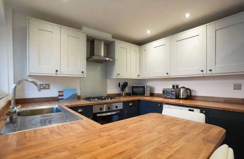 Macclesfield Haus | Cottage Cross: Spacious 2-Bed Charm, Where Home Whispers Warmth and Comfort!