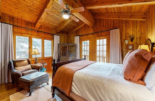 Hailey Kabine | Dog-friendly cabin with fenced yard, deck, sunroom, fireplace, & W/D