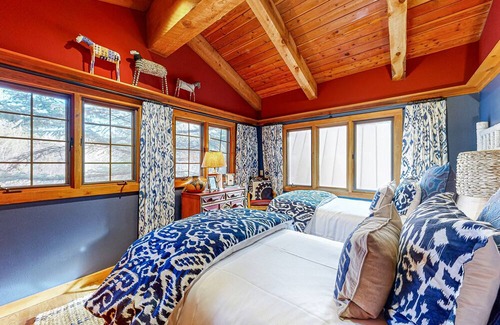 Hailey Kabine | Dog-friendly cabin with fenced yard, deck, sunroom, fireplace, & W/D