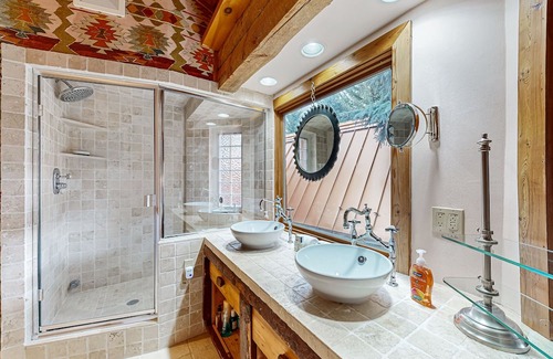 Hailey Kabine | Dog-friendly cabin with fenced yard, deck, sunroom, fireplace, & W/D