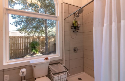 Fort Walton Beach - Destin Haus | Bay View, Fur Babies Welcome, Enclosed 8' privacy fence, minutes to the Beach