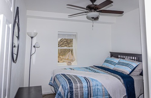 Kansas City Haus | 10 minutes to Kansas City downtown! Family size cabin, with game room & deck