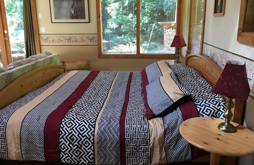 Bowen Island Kabine | Spacious Cedar Cottage on Tranquil Retreat Centre. 38-Acres of Lush Rainforest