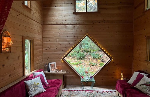Bowen Island Kabine | Spacious Cedar Cottage on Tranquil Retreat Centre. 38-Acres of Lush Rainforest