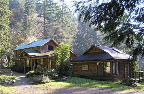 Bowen Island Kabine | Spacious Cedar Cottage on Tranquil Retreat Centre. 38-Acres of Lush Rainforest