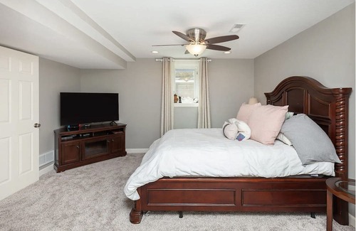 Boone Haus | Updated 5 Bedroom Ranch 7 minutes from Seven Oaks, 15 minutes from ISU Campus