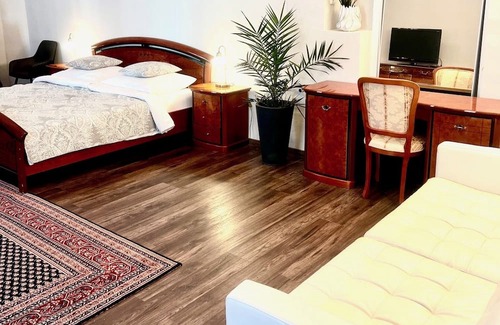 Baden Wohnung | Holiday Apartment "In Wienerwald Residenz" with Mountain View & Wi-Fi