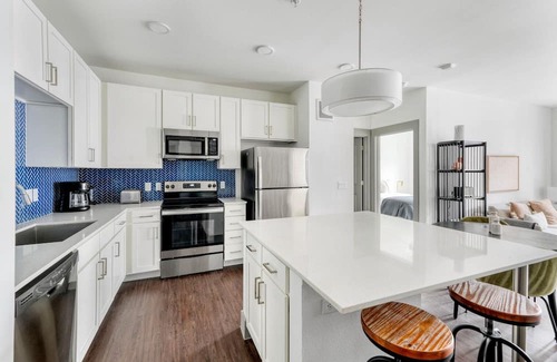 Govalle Wohnung | Stylish East Austin 2BR w/ Deck & W/D, nr Shops & Dining, by Blueground