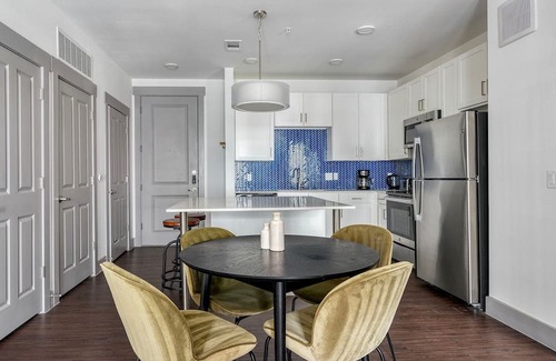 Govalle Wohnung | Stylish East Austin 2BR w/ Deck & W/D, nr Shops & Dining, by Blueground