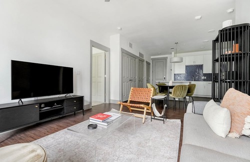 Govalle Wohnung | Stylish East Austin 2BR w/ Deck & W/D, nr Shops & Dining, by Blueground