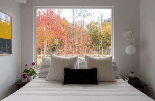 Kingston Hütte | A Modern Lakeside Cottage in a Quiet Hudson Valley Hamlet