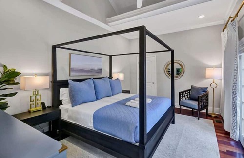 Earlewood Haus | The Wren | 1BR 2BA Guesthouse