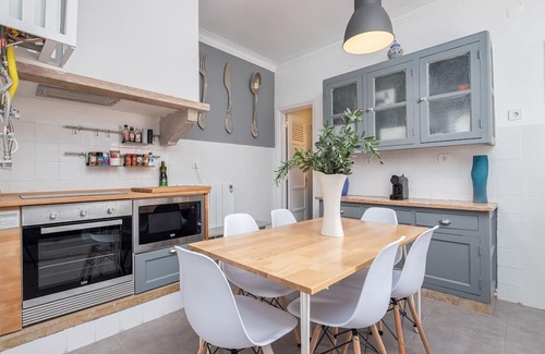 Alvalade Wohnung | Classy 4BDR Apartment W/ Balcony by LovelyStay