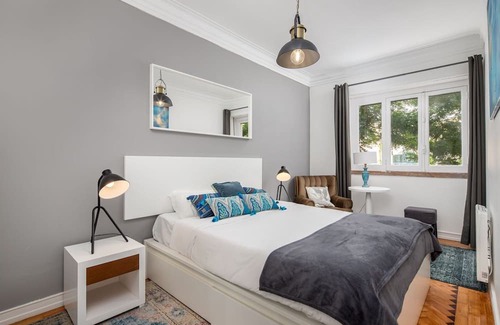Alvalade Wohnung | Classy 4BDR Apartment W/ Balcony by LovelyStay