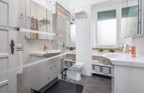 Alvalade Wohnung | Classy 4BDR Apartment W/ Balcony by LovelyStay