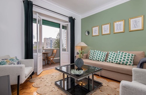 Alvalade Wohnung | Classy 4BDR Apartment W/ Balcony by LovelyStay