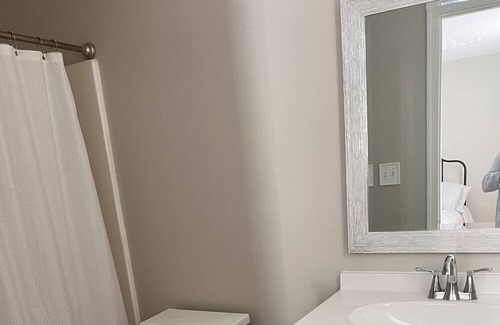 Hampton Haus | COZY CONDO W/LAKEVIEW! CLOSE TO COLISEUM, BEACHES, AND PENINSULA TOWN CENTER