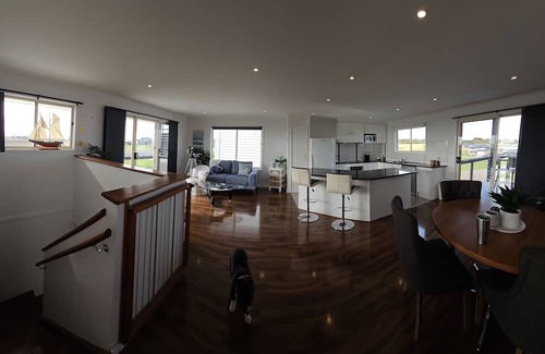 Coronet Bay Haus | Family friendly beaches, relaxing, do as much as you like or just chill out.
