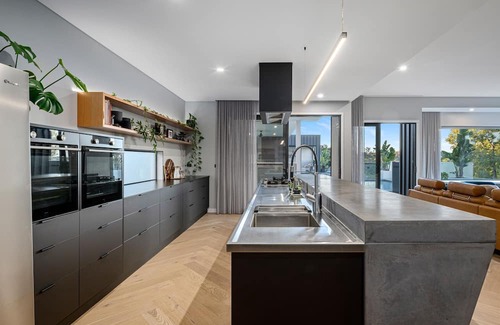 Albury Haus | Luxurious urban oasis with pool in Central Albury