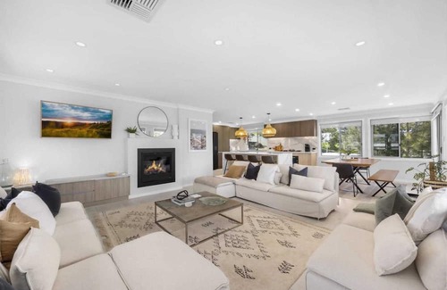 Erowal Bay Haus | Sunset Waterfront with 3pm Checkout