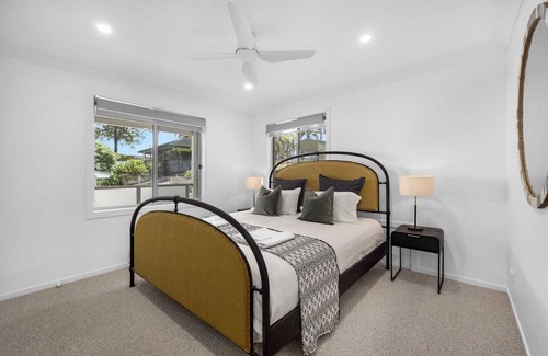 Erowal Bay Haus | Sunset Waterfront with 3pm Checkout