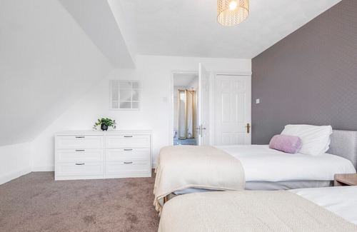 Squirrel's Heath Haus | Modern villa, sleeps 10, 2 bathrooms, park 3 vans