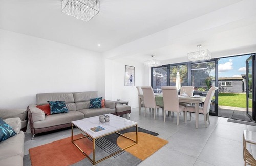 Emerson Park Haus | Wych Elm Road by MT Property