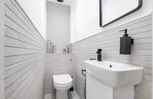 Emerson Park Haus | Wych Elm Road by MT Property