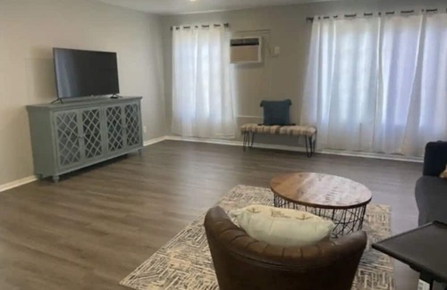 Pacific Heights Haus | Modern Cozy 2b/1b Island Home away from Home../ Free Parking
