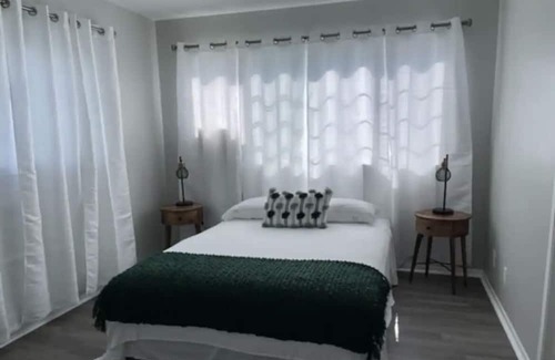 Pacific Heights Haus | Modern Cozy 2b/1b Island Home away from Home../ Free Parking