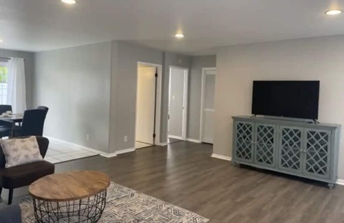 Pacific Heights Haus | Modern Cozy 2b/1b Island Home away from Home../ Free Parking