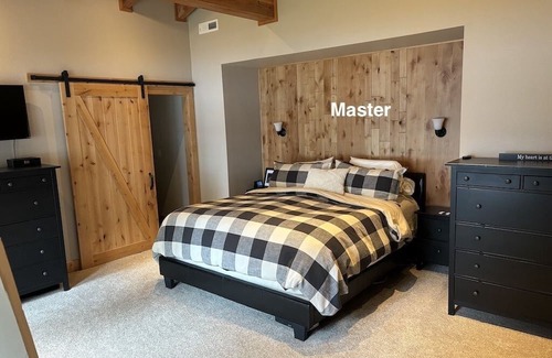 Chester Haus | Luxury Lake Front Home... West Lake Almanor: Dock, Kayaks, Big Lawn, FUN FOR ALL