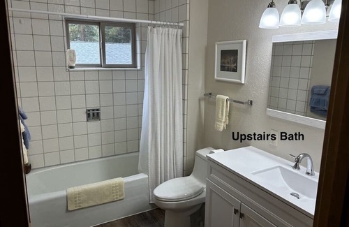 Chester Haus | Luxury Lake Front Home... West Lake Almanor: Dock, Kayaks, Big Lawn, FUN FOR ALL